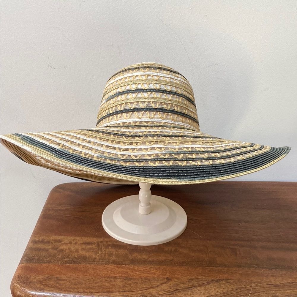 Stylish Wide Brim Striped Hat